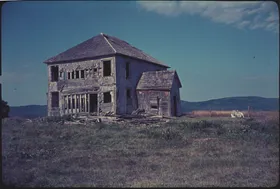 Ruined house on the parish boundary